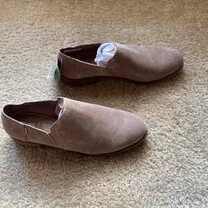 Toms women’s 9, taupe gray suede NWT